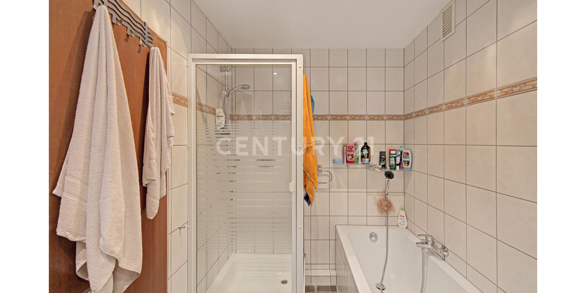 Bad mit Dusche & Wanne OG